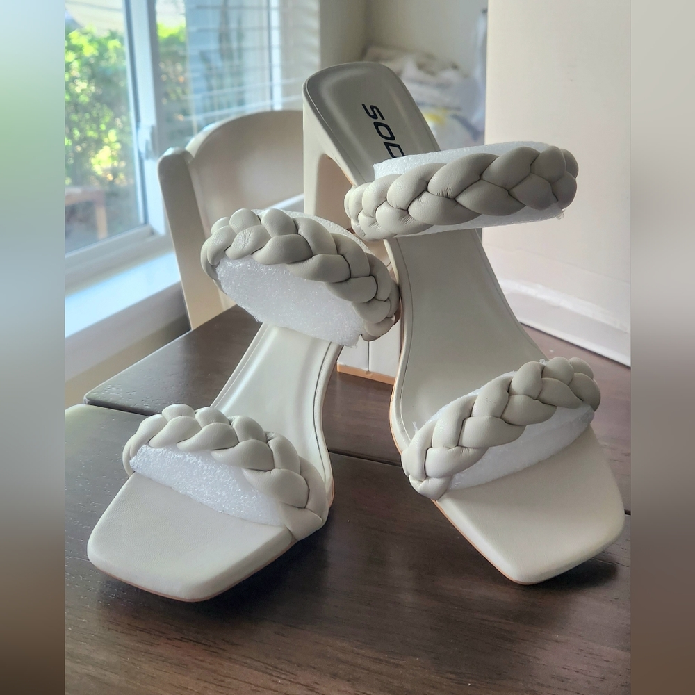 NEW Dess Sandal